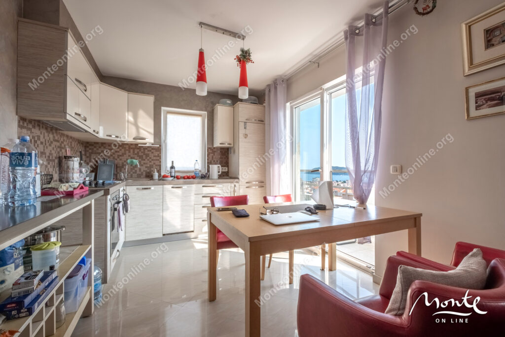 sovremennaya kvartira s 2 spalnyami i vidom na more v rajone lazi budva 13