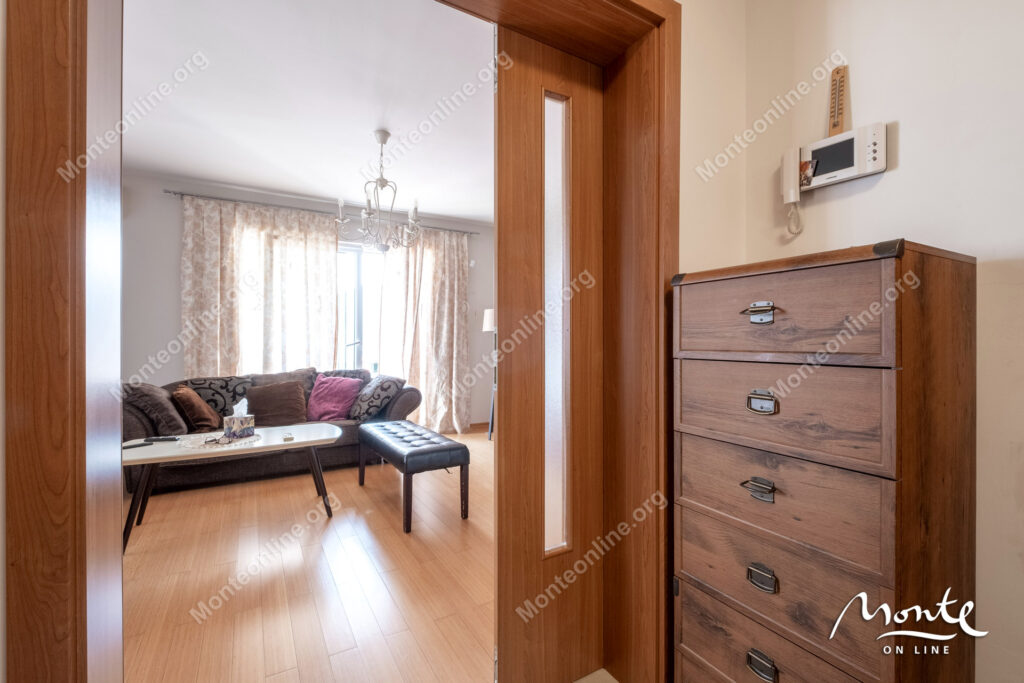 sovremennaya kvartira s 2 spalnyami i vidom na more v rajone lazi budva 14