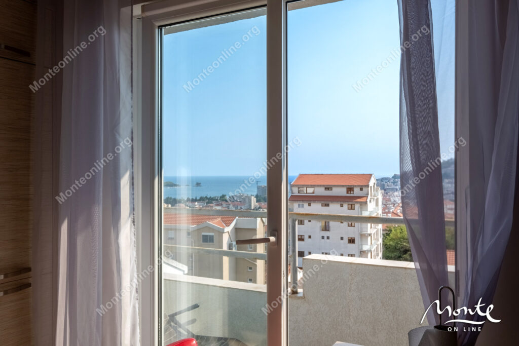 sovremennaya kvartira s 2 spalnyami i vidom na more v rajone lazi budva 15