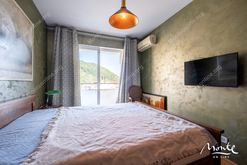 sovremennaya kvartira s 2 spalnyami i vidom na more v rajone lazi budva 16