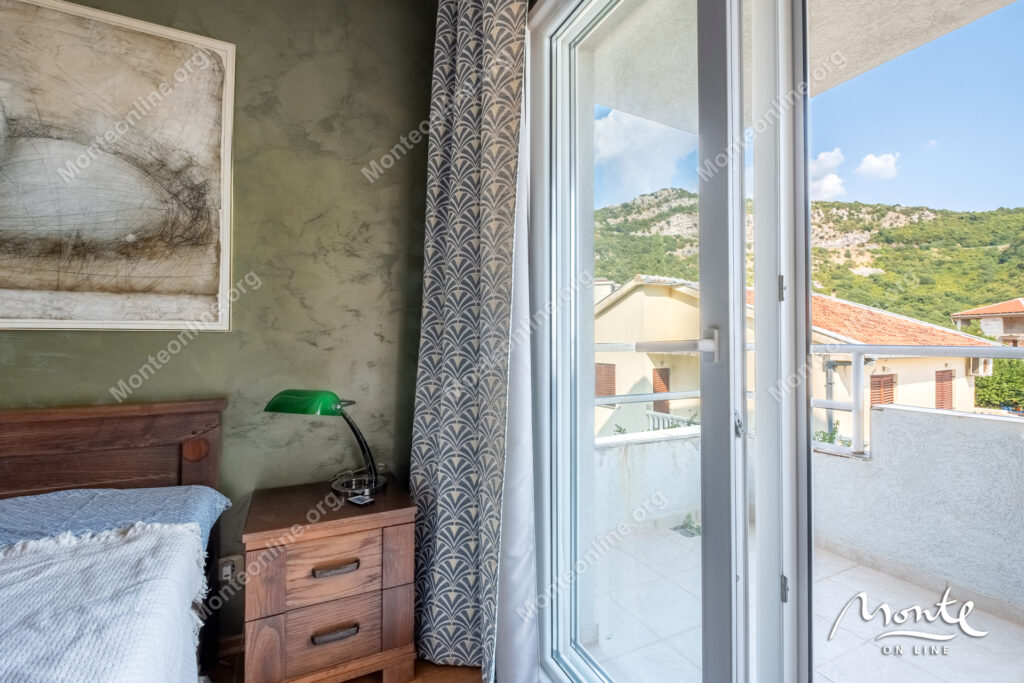 sovremennaya kvartira s 2 spalnyami i vidom na more v rajone lazi budva 17