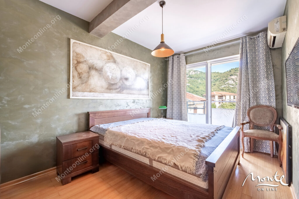 sovremennaya kvartira s 2 spalnyami i vidom na more v rajone lazi budva 20