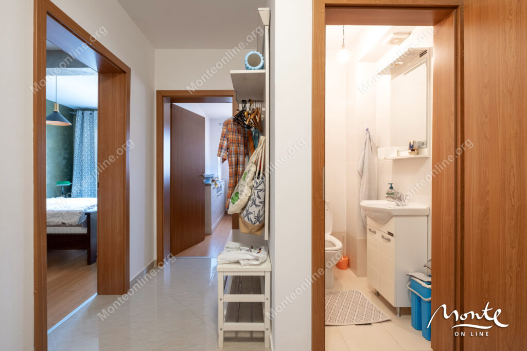 sovremennaya kvartira s 2 spalnyami i vidom na more v rajone lazi budva 22