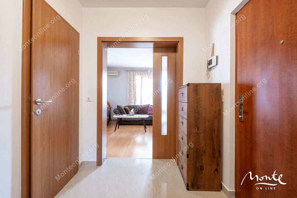 sovremennaya kvartira s 2 spalnyami i vidom na more v rajone lazi budva 23