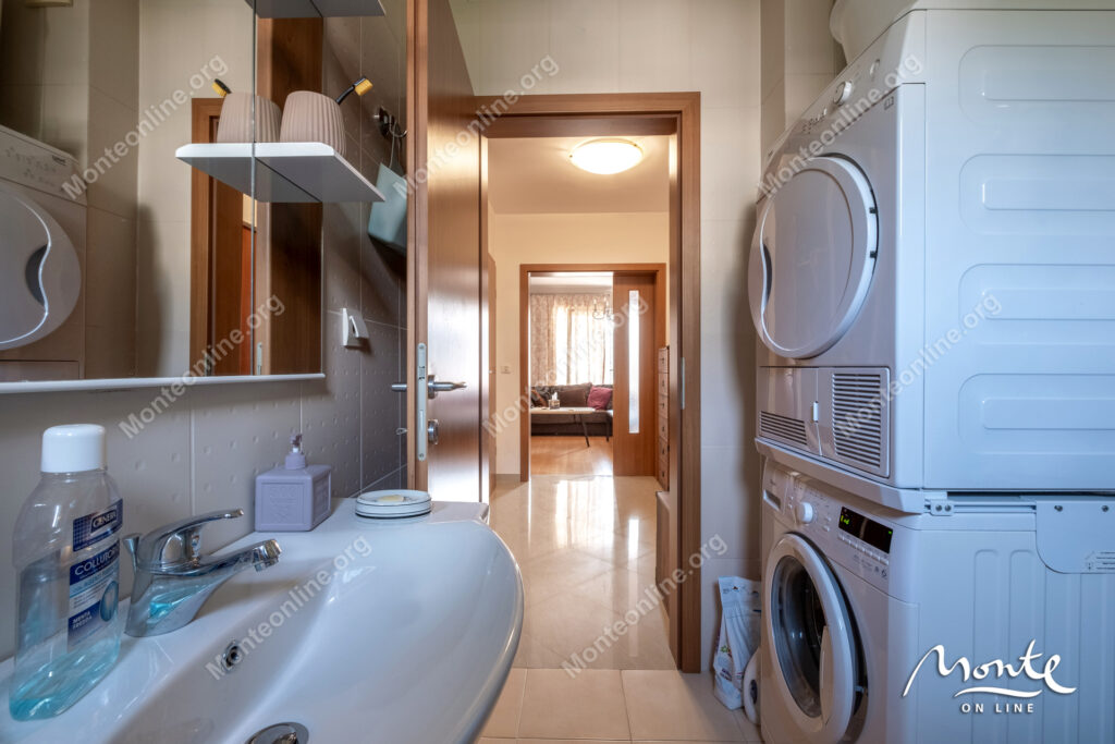 sovremennaya kvartira s 2 spalnyami i vidom na more v rajone lazi budva 25