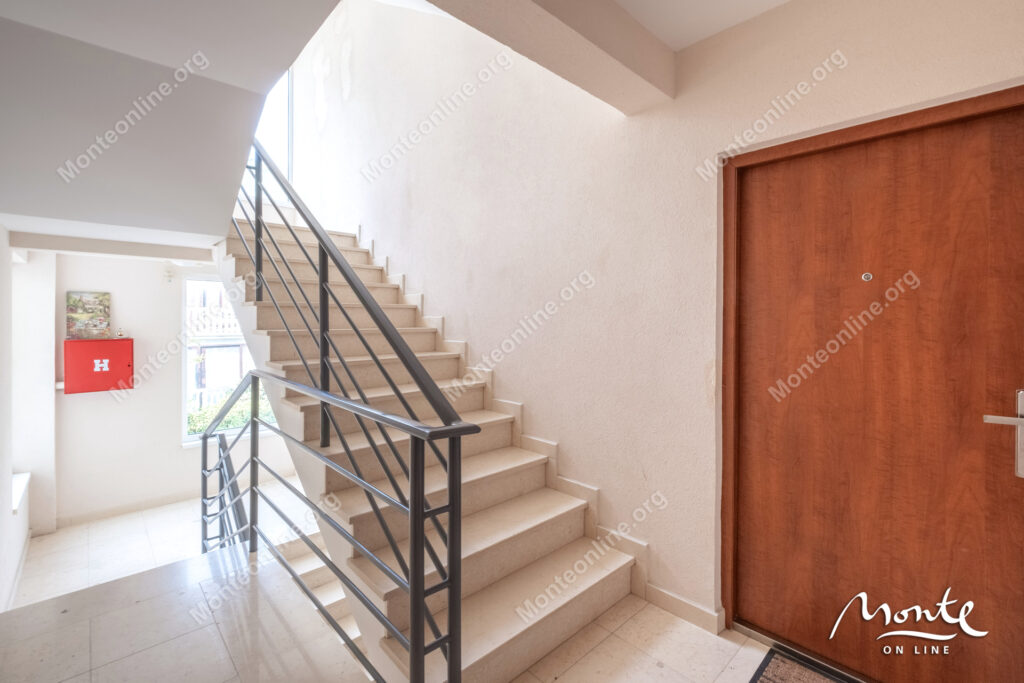 sovremennaya kvartira s 2 spalnyami i vidom na more v rajone lazi budva 29