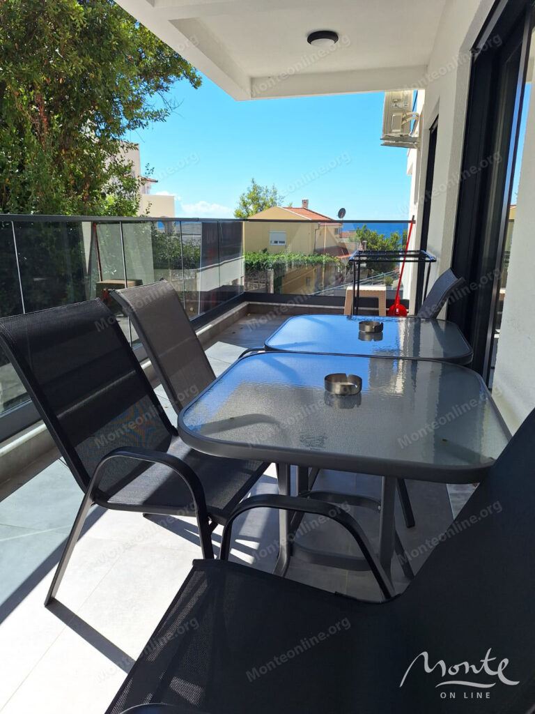 sovremennaya kvartira s 2 spalnyami na pervoj linii v dobra voda bar 03