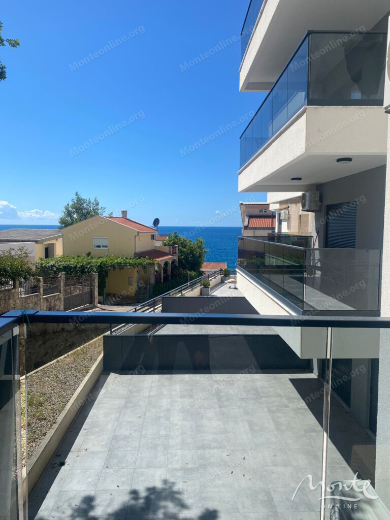 sovremennaya kvartira s 2 spalnyami na pervoj linii v dobra voda bar 05