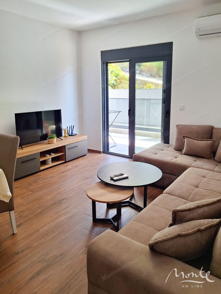 sovremennaya kvartira s 2 spalnyami na pervoj linii v dobra voda bar 06