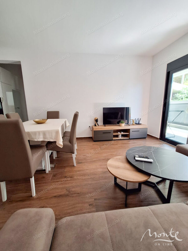 sovremennaya kvartira s 2 spalnyami na pervoj linii v dobra voda bar 09