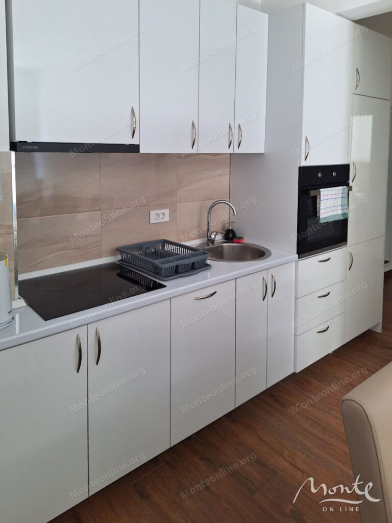 sovremennaya kvartira s 2 spalnyami na pervoj linii v dobra voda bar 10