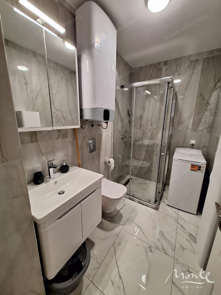 sovremennaya kvartira s 2 spalnyami na pervoj linii v dobra voda bar 17