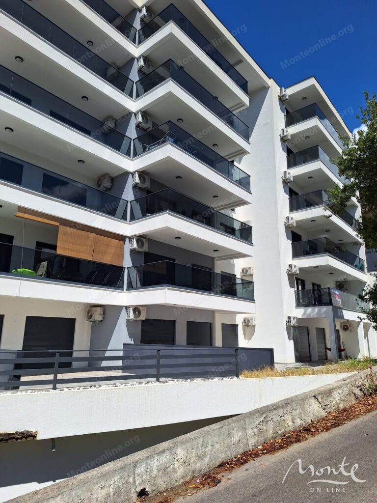 sovremennaya kvartira s 2 spalnyami na pervoj linii v dobra voda bar 20