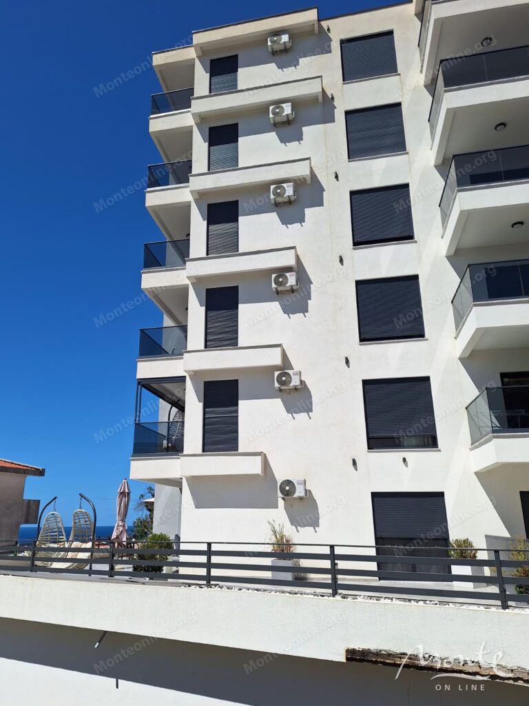 sovremennaya kvartira s 2 spalnyami na pervoj linii v dobra voda bar 21