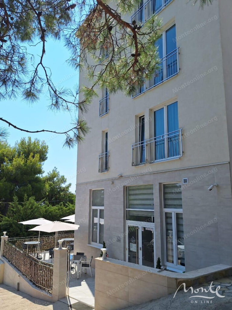 sovremennyj otel na 20 nomerov v prestizhnom rajone v shushane bar 09