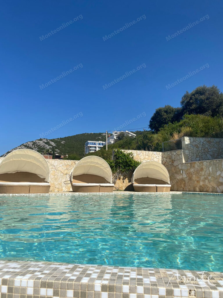 stilnaya studiya u morya v komplekse s bassejnom i privatnym plyazhem v dobra voda 01