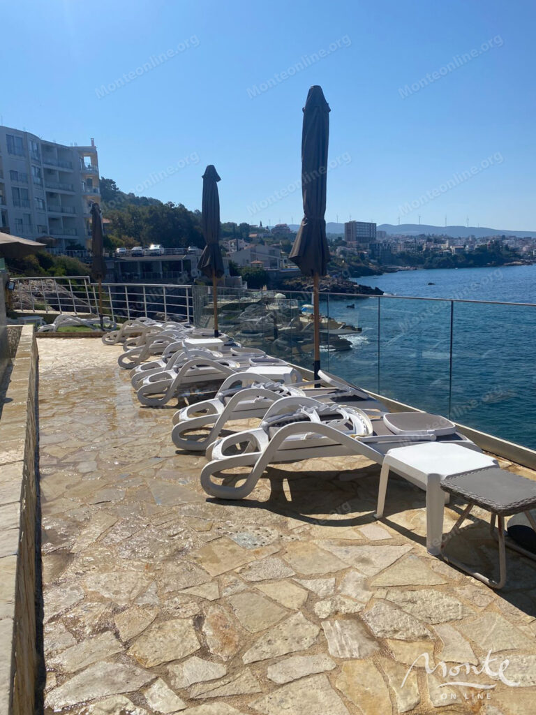 stilnaya studiya u morya v komplekse s bassejnom i privatnym plyazhem v dobra voda 02