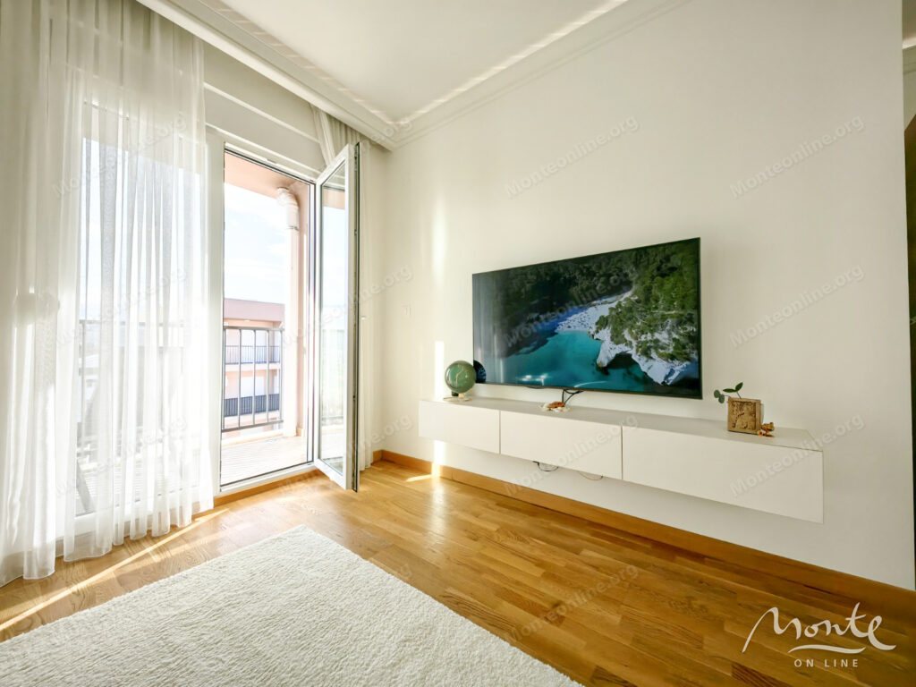 svetlaya kvartira s 2 spalnyami v novom zhilom komplekse podgoricza 04