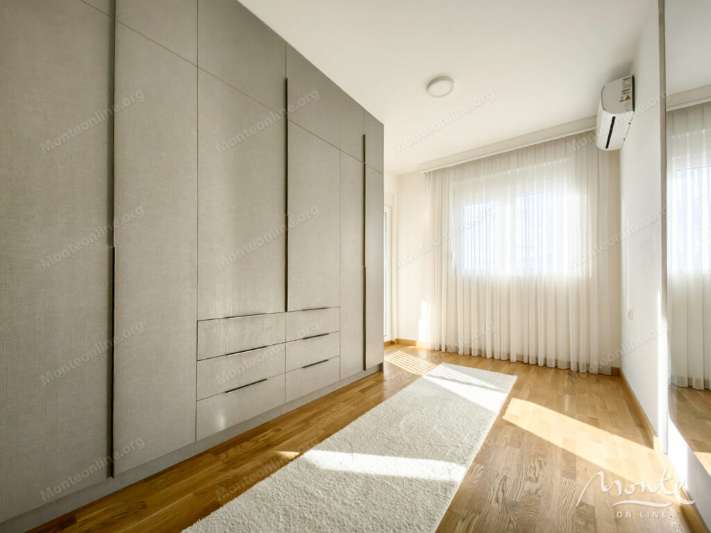 svetlaya kvartira s 2 spalnyami v novom zhilom komplekse podgoricza 05