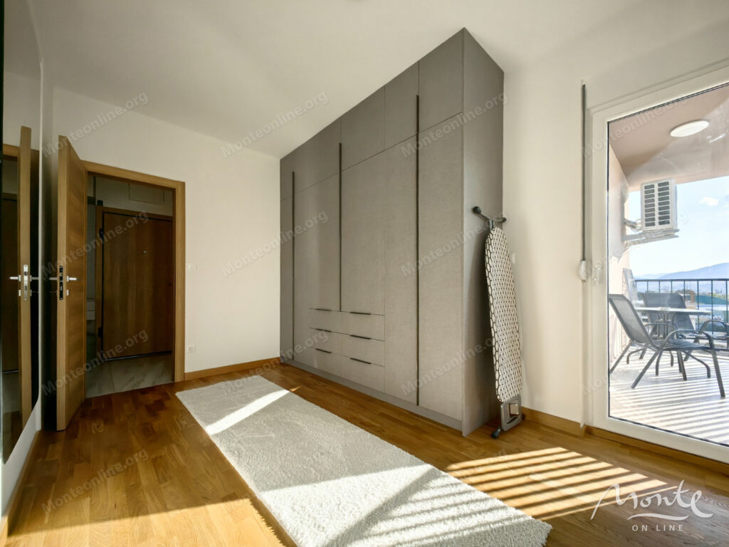 svetlaya kvartira s 2 spalnyami v novom zhilom komplekse podgoricza 06