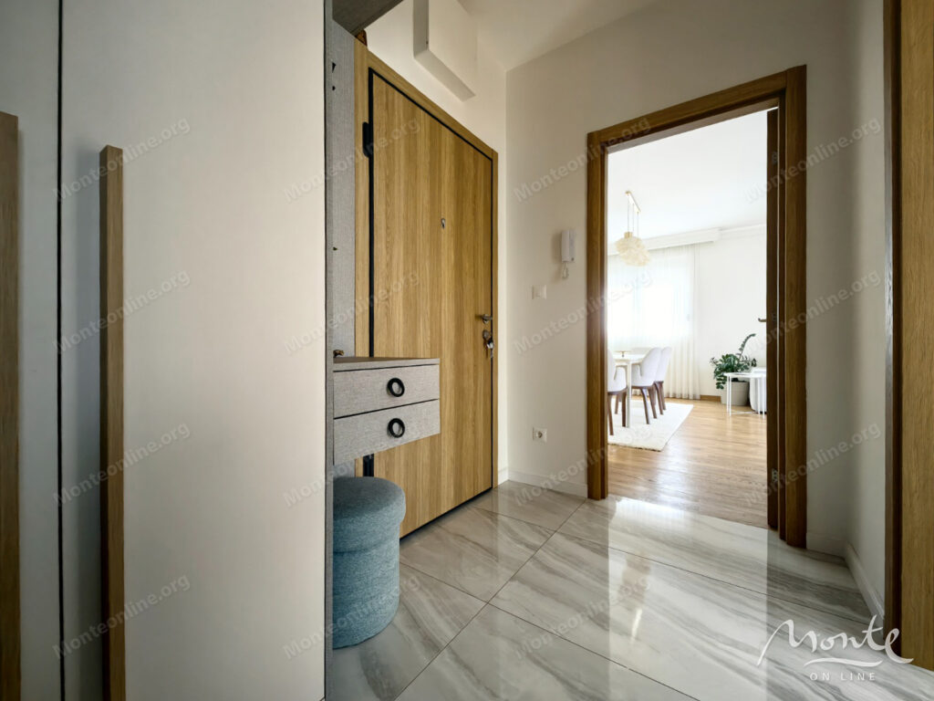 svetlaya kvartira s 2 spalnyami v novom zhilom komplekse podgoricza 09