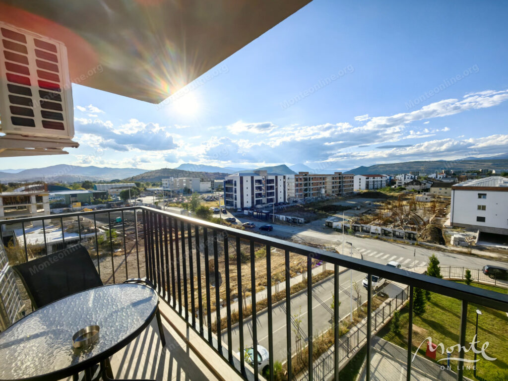 svetlaya kvartira s 2 spalnyami v novom zhilom komplekse podgoricza 12