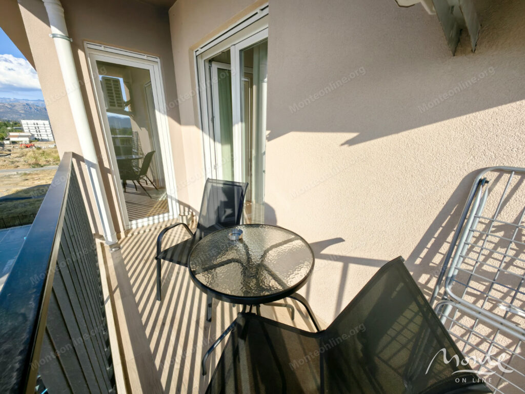 svetlaya kvartira s 2 spalnyami v novom zhilom komplekse podgoricza 13