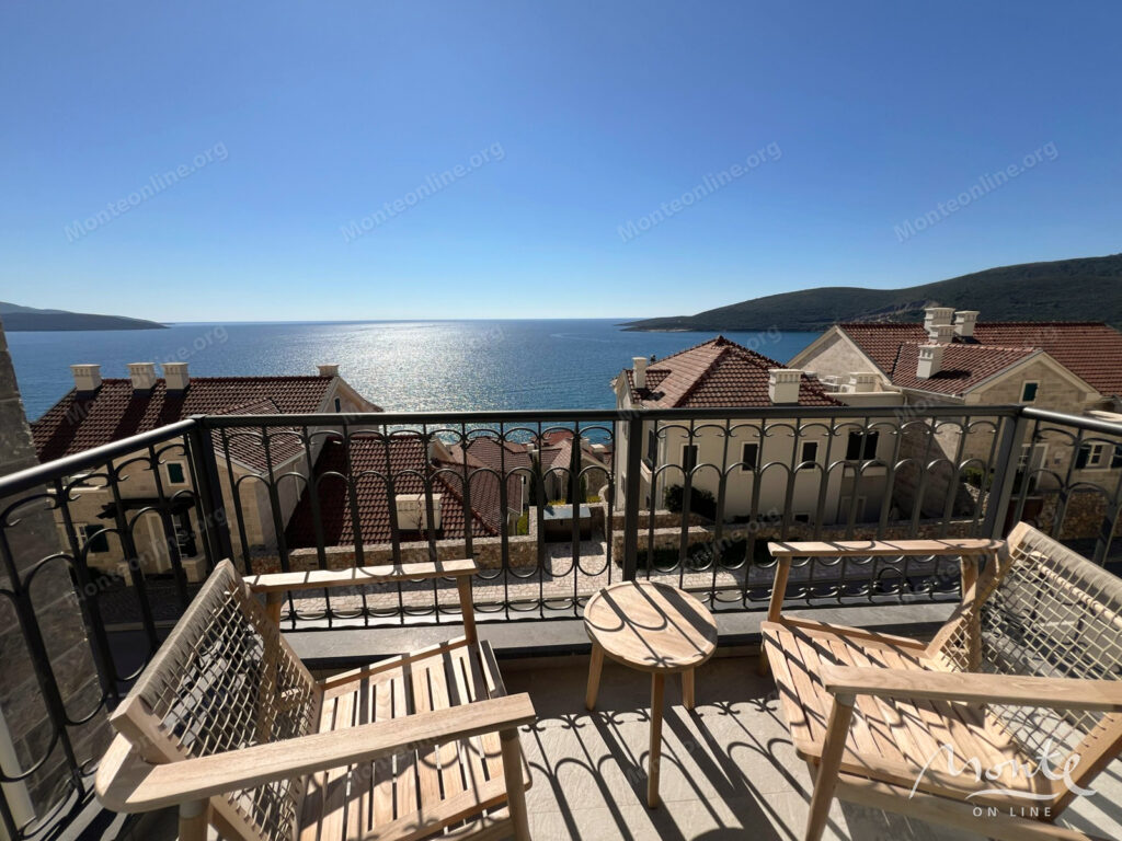 svetlaya studiya s panoramnym vidom na more v marina village lustica bay 01