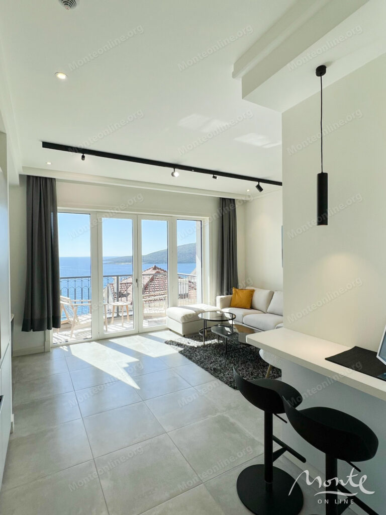 svetlaya studiya s panoramnym vidom na more v marina village lustica bay 07