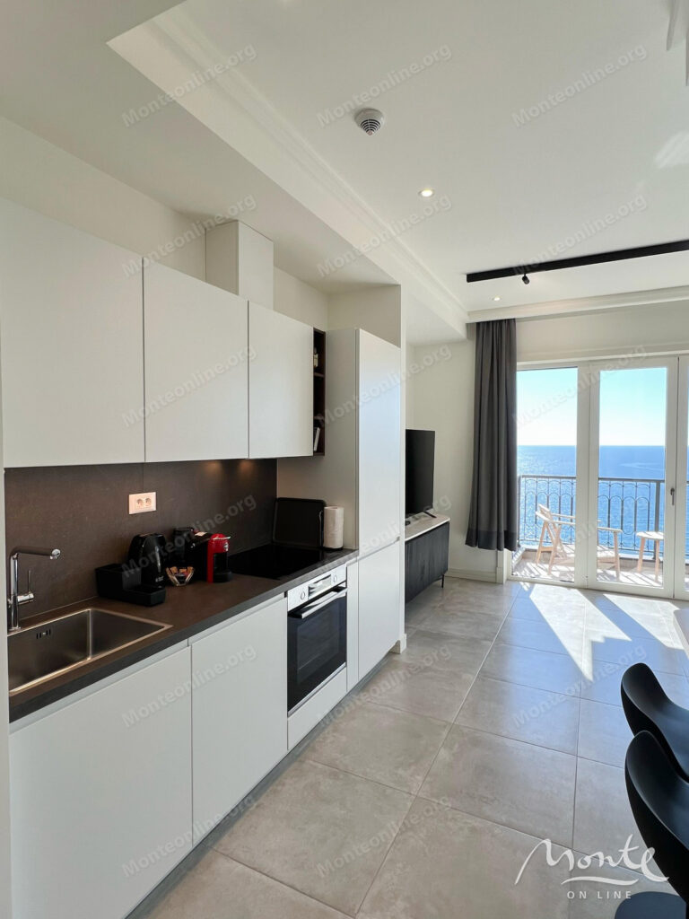 svetlaya studiya s panoramnym vidom na more v marina village lustica bay 09