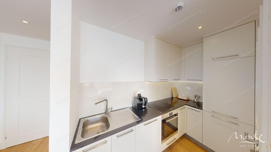 svetlaya studiya s panoramnym vidom na more v marina village lustica bay 09