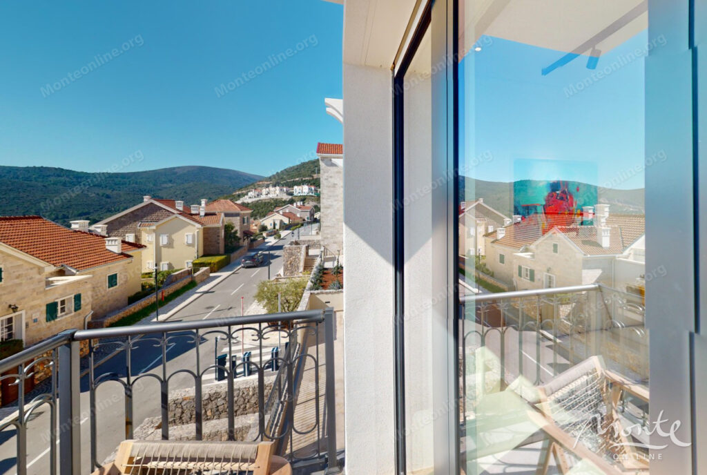 svetlaya studiya s panoramnym vidom na more v marina village lustica bay 15