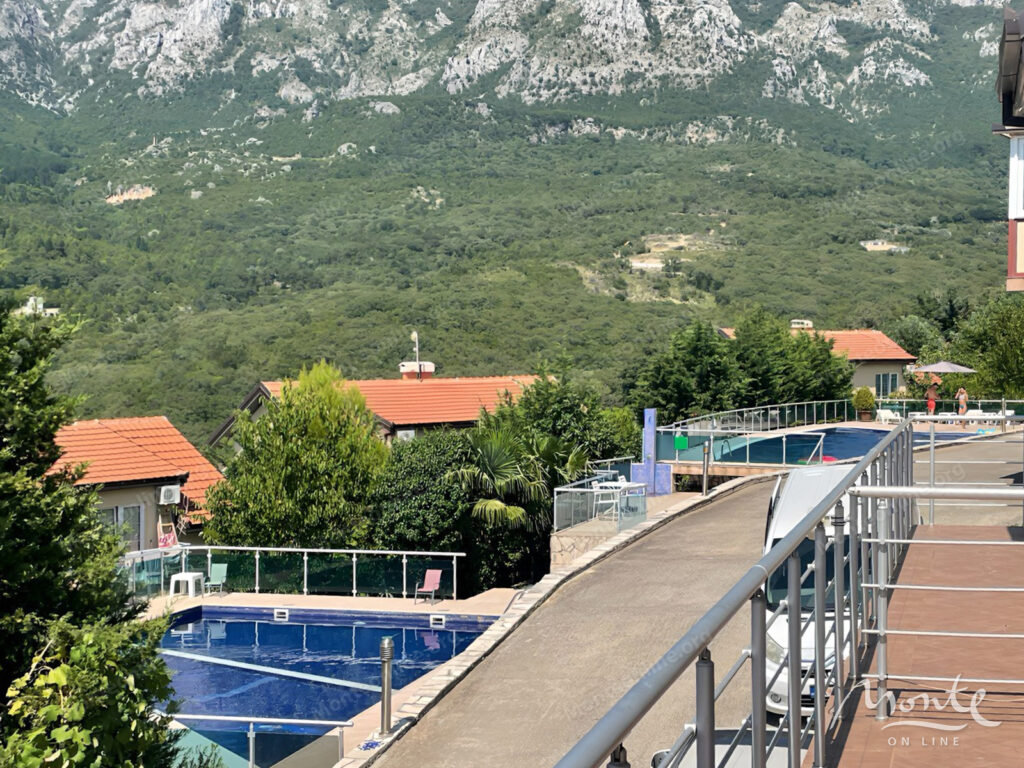 uyutnyj 3 etazhnyj dom s panoramnym vidom na more i gory v prigorode bara 01