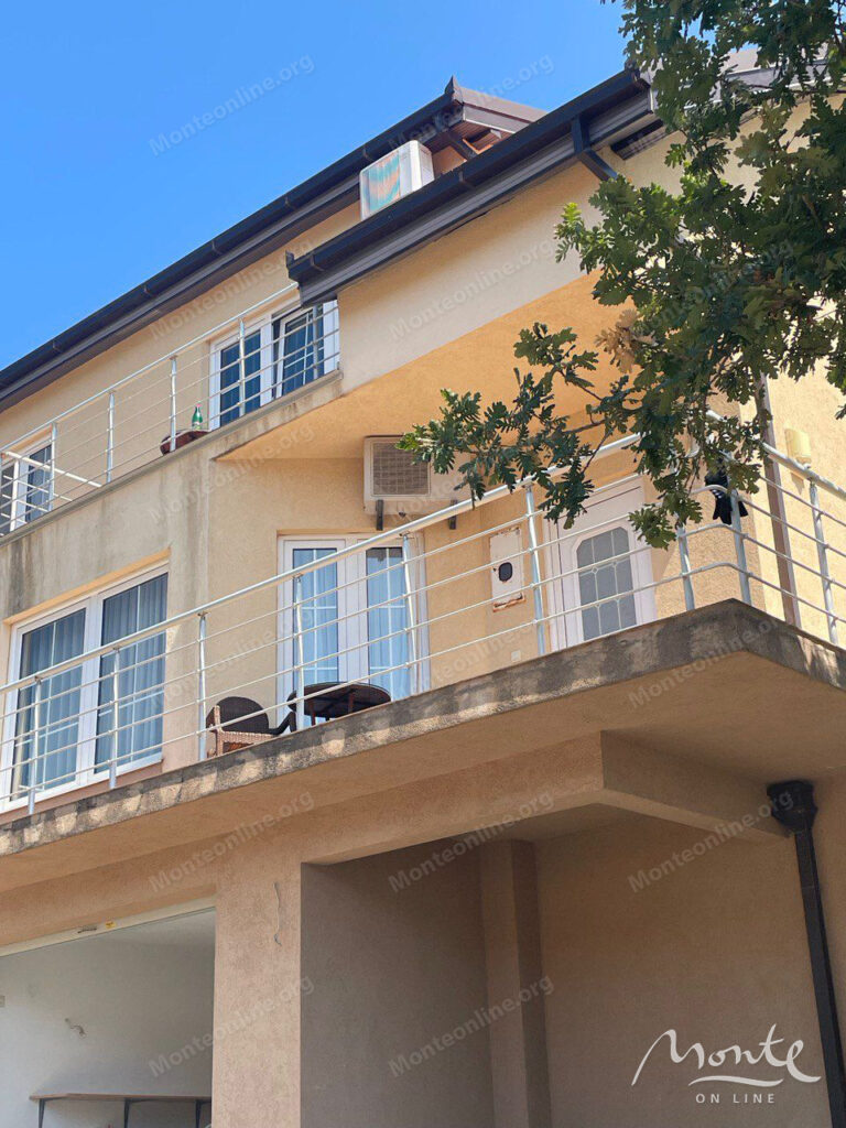 uyutnyj 3 etazhnyj dom s panoramnym vidom na more i gory v prigorode bara 03