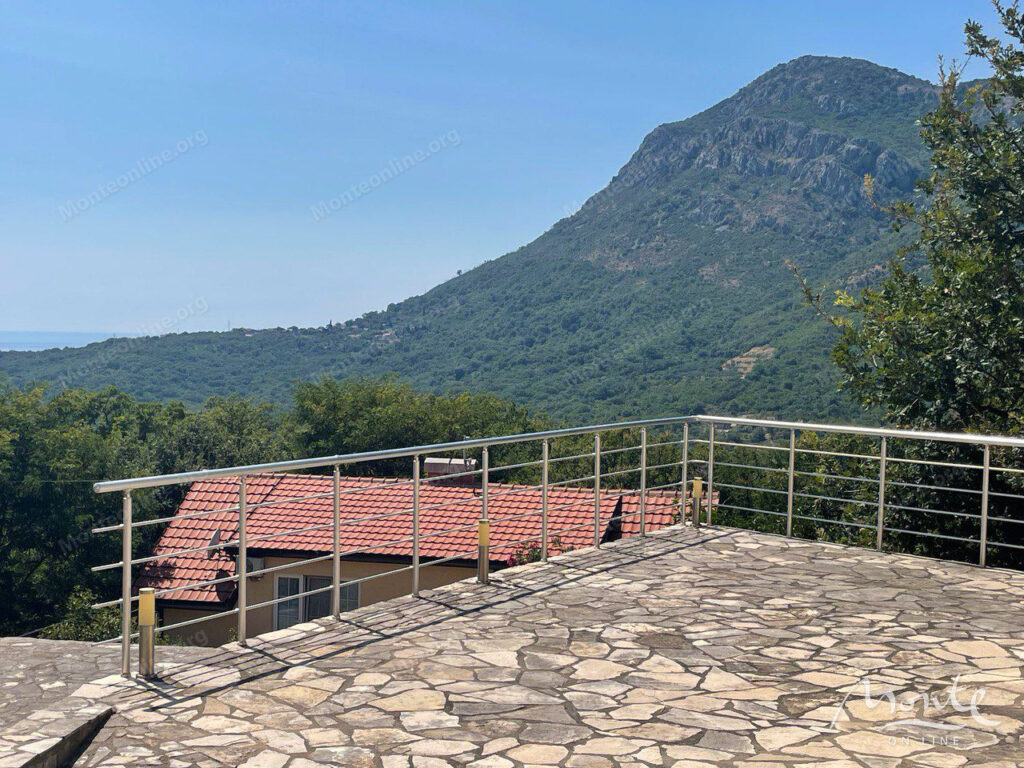 uyutnyj 3 etazhnyj dom s panoramnym vidom na more i gory v prigorode bara 04