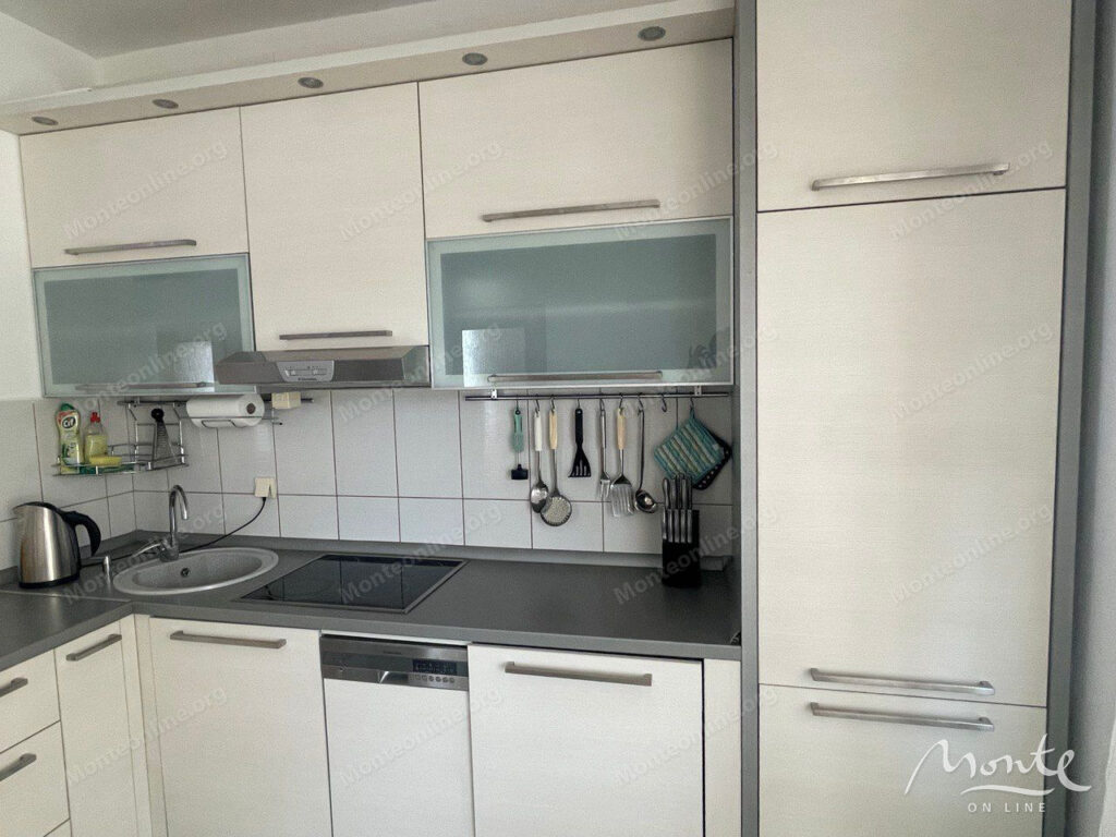 uyutnyj 3 etazhnyj dom s panoramnym vidom na more i gory v prigorode bara 07