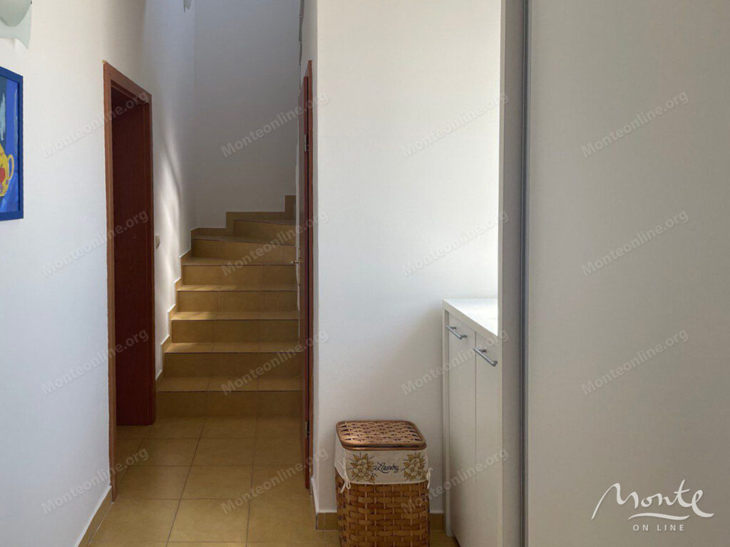 uyutnyj 3 etazhnyj dom s panoramnym vidom na more i gory v prigorode bara 08