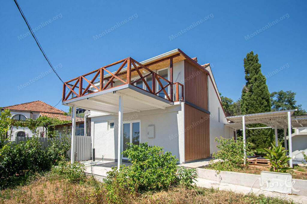 uyutnyj dom posle remonta s panoramnym vidom na more v podi herczeg novi 02