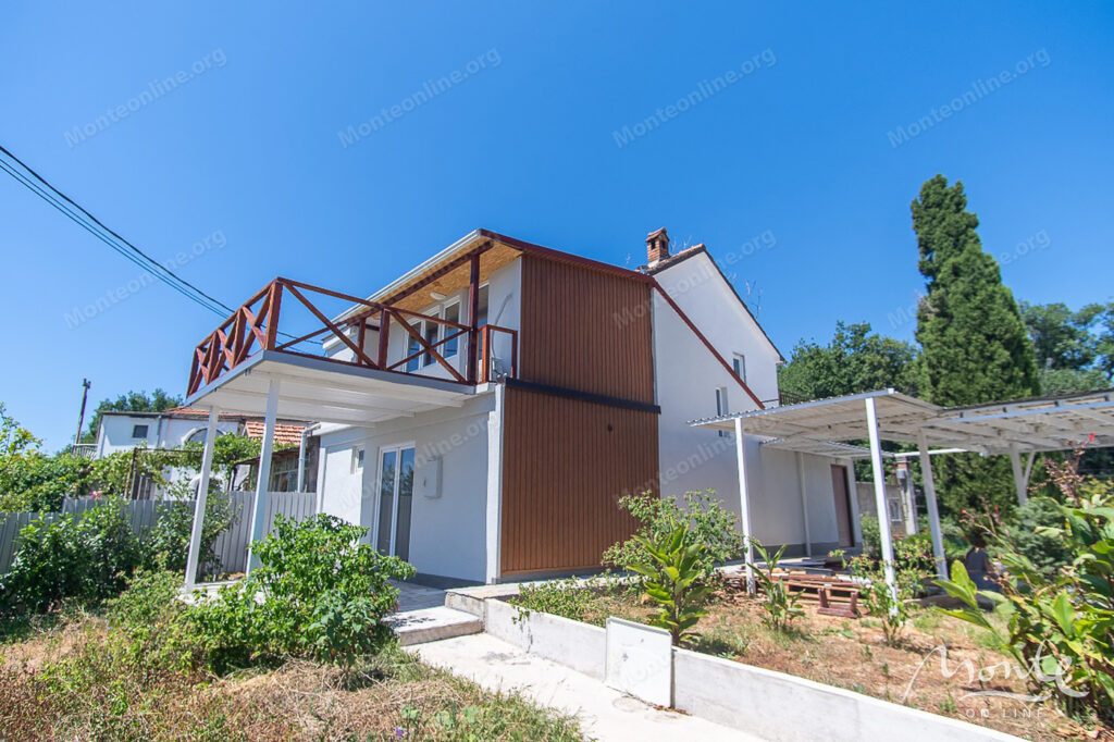 uyutnyj dom posle remonta s panoramnym vidom na more v podi herczeg novi 03