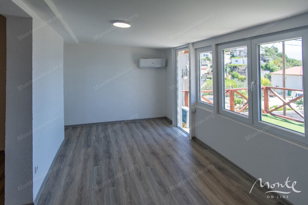 uyutnyj dom posle remonta s panoramnym vidom na more v podi herczeg novi 07