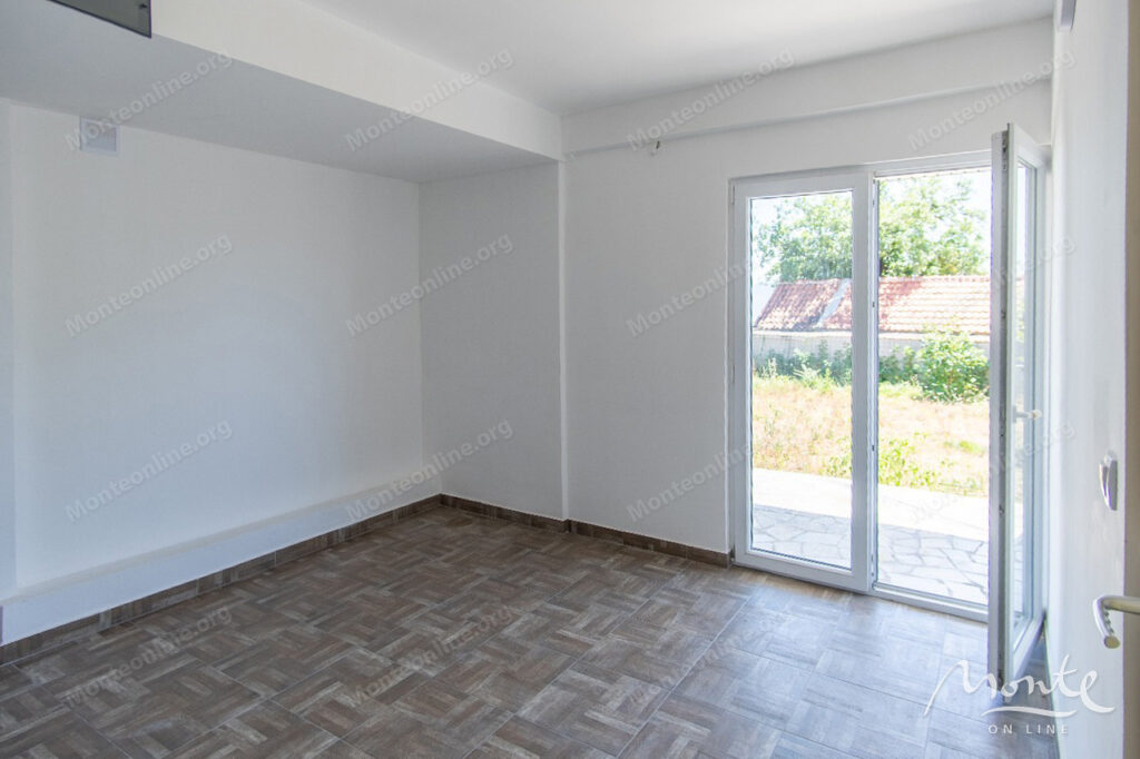 uyutnyj dom posle remonta s panoramnym vidom na more v podi herczeg novi 08