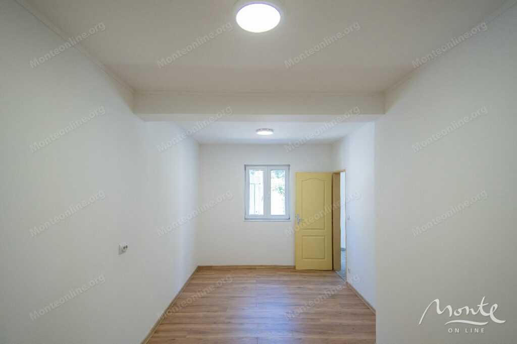 uyutnyj dom posle remonta s panoramnym vidom na more v podi herczeg novi 10