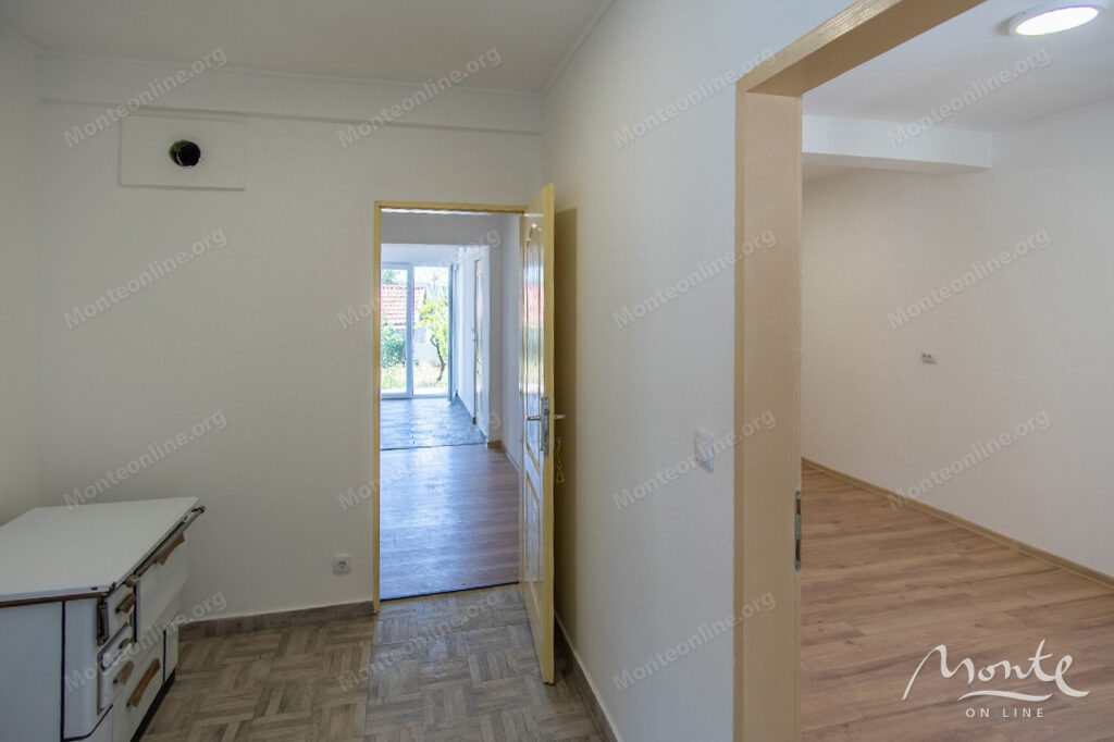 uyutnyj dom posle remonta s panoramnym vidom na more v podi herczeg novi 14