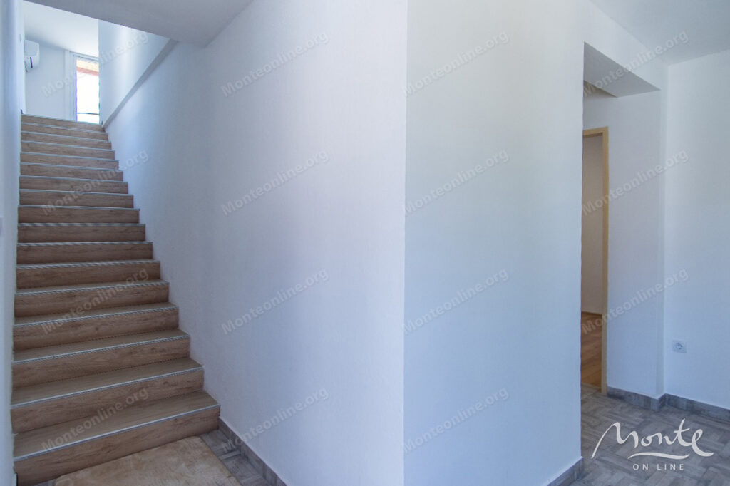 uyutnyj dom posle remonta s panoramnym vidom na more v podi herczeg novi 15