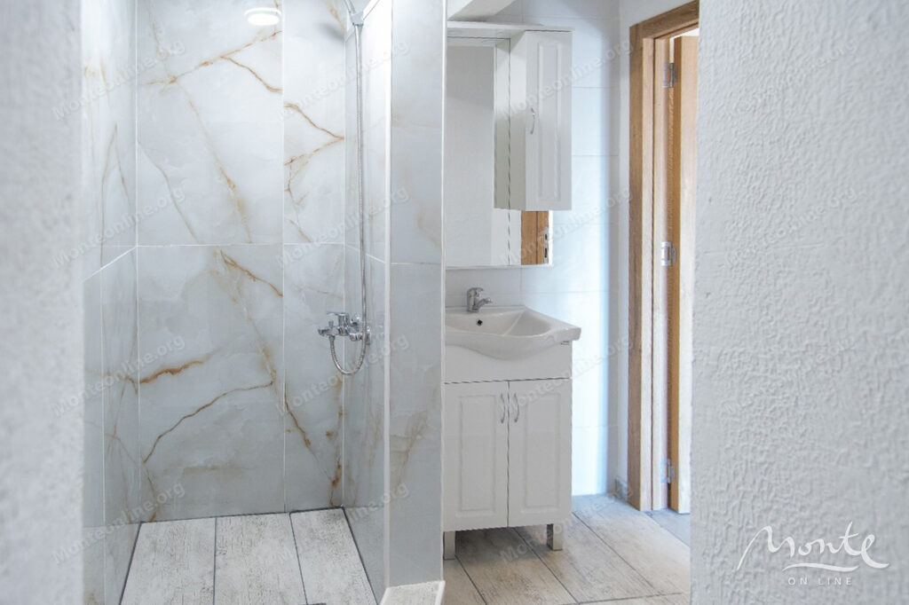 uyutnyj dom posle remonta s panoramnym vidom na more v podi herczeg novi 16