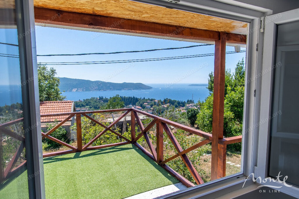 uyutnyj dom posle remonta s panoramnym vidom na more v podi herczeg novi 19