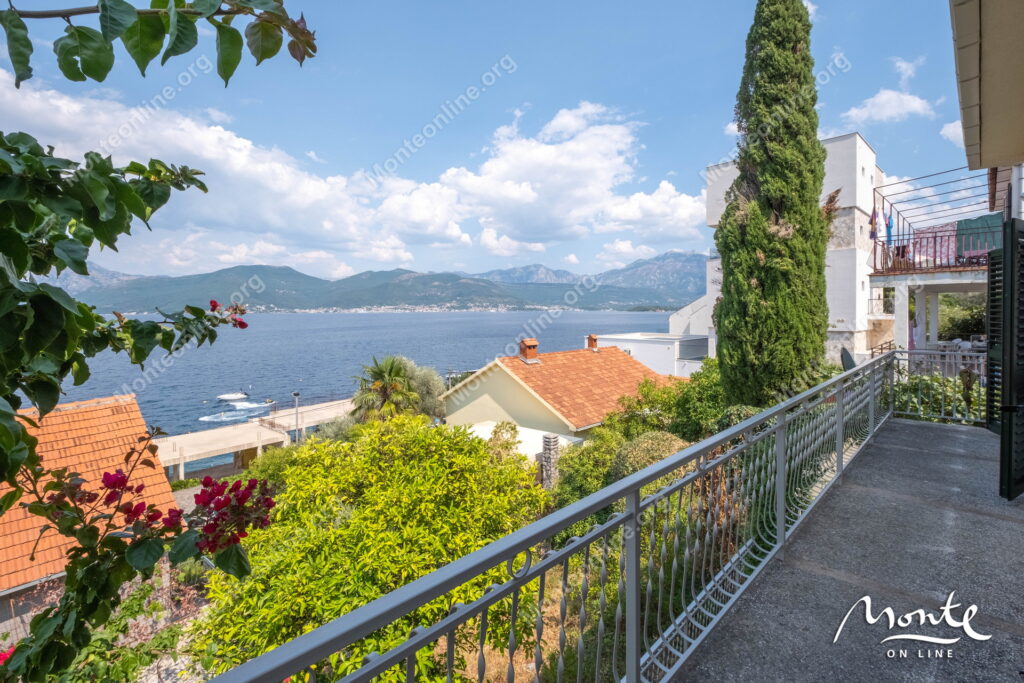 uyutnyj dom s terrasami i vidom na more v 100 m ot plyazha krashichi 01