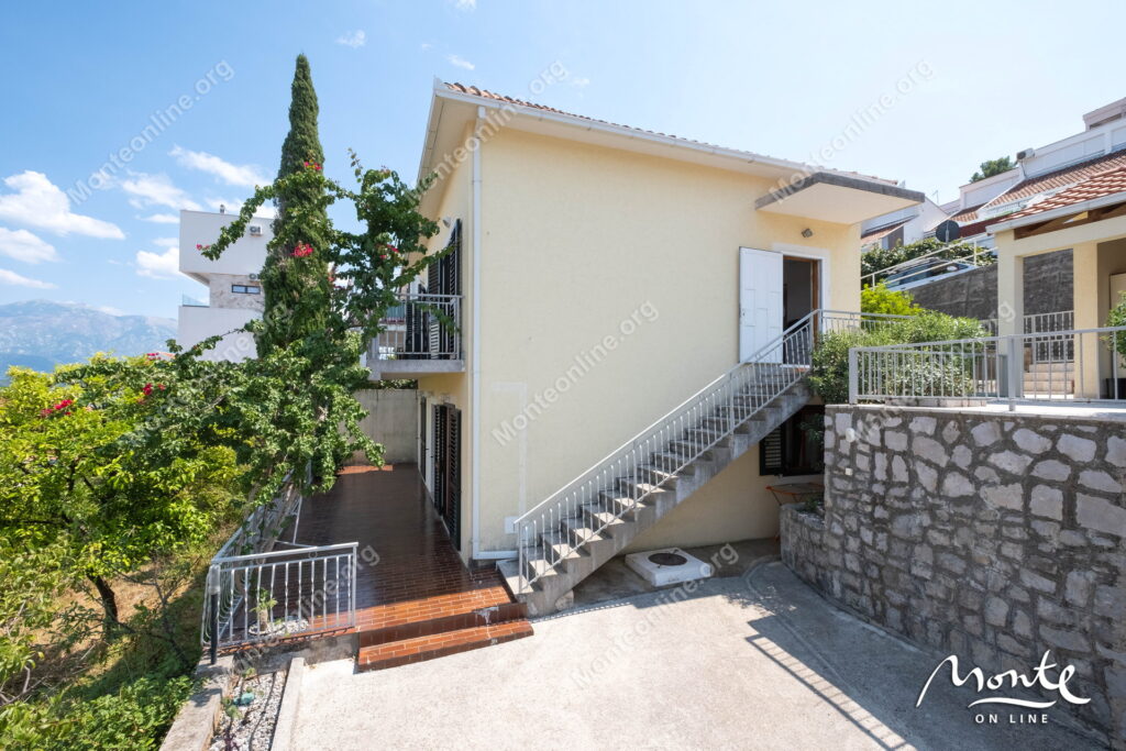 uyutnyj dom s terrasami i vidom na more v 100 m ot plyazha krashichi 04