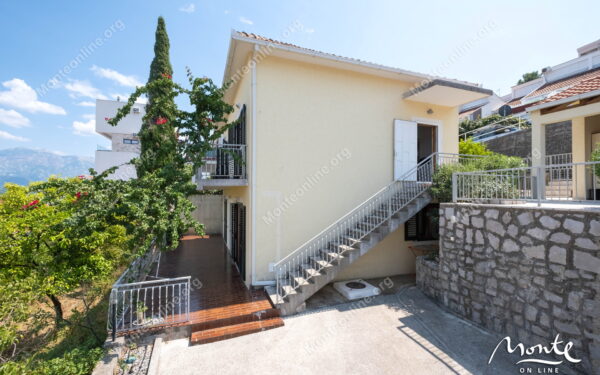 uyutnyj dom s terrasami i vidom na more v 100 m ot plyazha krashichi 04