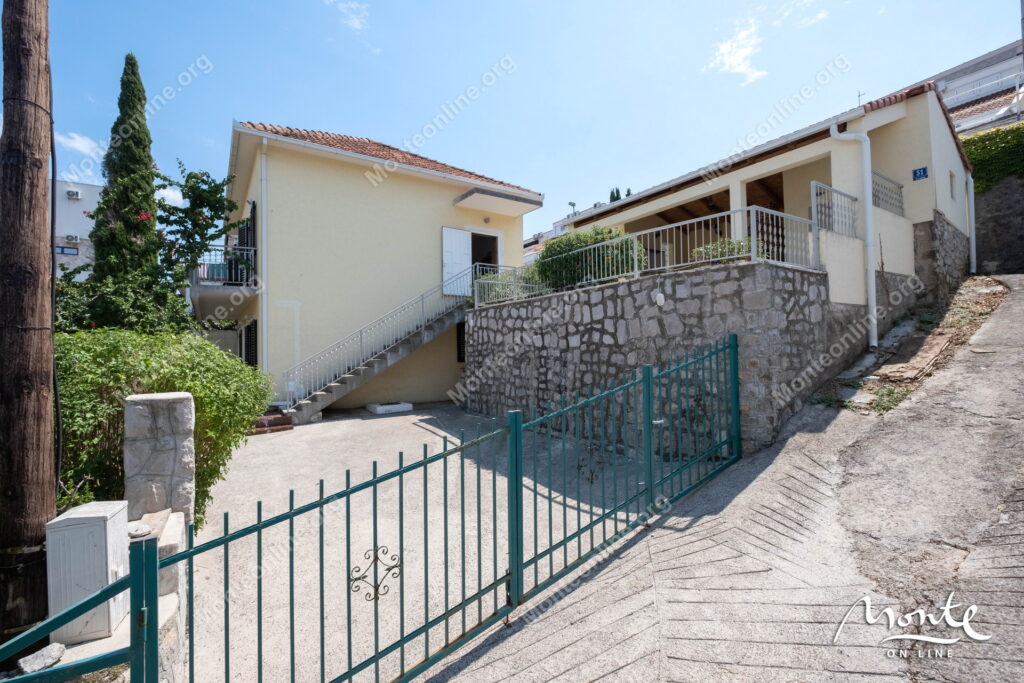 uyutnyj dom s terrasami i vidom na more v 100 m ot plyazha krashichi 05